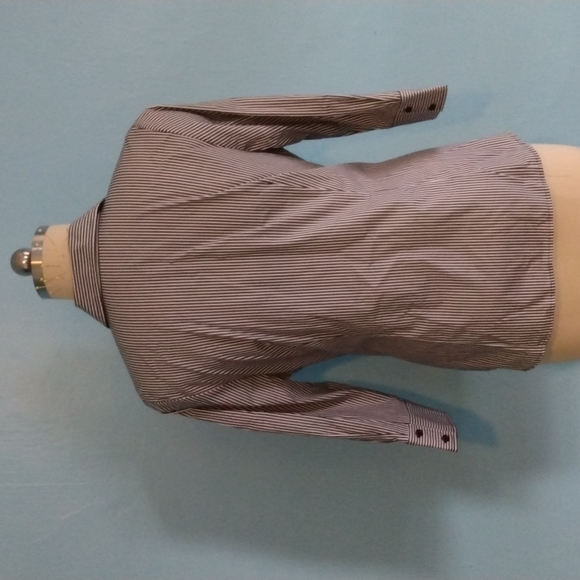 Size 1X fitted button down blouse - Picture 4 of 9